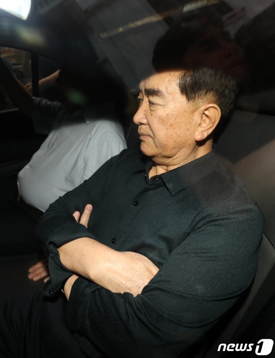 (하노이(베트남)=뉴스1) 박세연 기자 = 김창선 북한 국무위원회 부장이 16일 베트남 하노이의 소피텔레전드메트로폴하노이 호텔을 살펴본 후 나서고 있다.   김 부장은 오는 27~28일 열릴 제2차 북미정상회담 실무 준비를 위해 이날 입국했다. 2019.2.16/뉴스1   <저작권자 © 뉴스1코리아, 무단전재 및 재배포 금지>