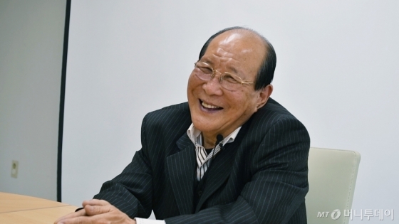 "실례가 될지도 모르겠지만 너무 귀여우시다"는 기자의 말에 지병수씨가 환히 웃고 있다./사진=김소영 기자