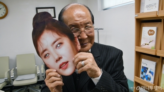 손담비 가면을 든 지병수씨. 사진 포즈를 요청하자 진지한 표정을 지었다./사진=김소영 기자