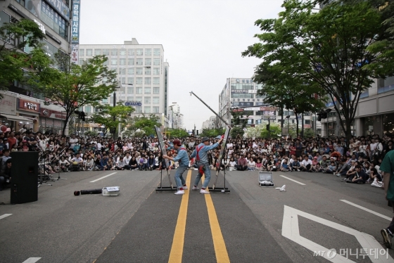 크로키키 브라더스가 두 개의 그림을 합쳐 하나의 그림을 완성하는 크로스 드로잉(cross drawing)을 선보이고 있다. /사진=크로키키 브라더스 공식 홈페이지