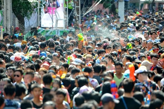 【방콕=신화/뉴시스】13일(현지시간) 태국 방콕의 시암 광장에서 연례 송크란 축제가 열려 참가자들이 즐겁게 물총 싸움을 하고 있다.   