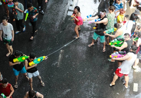 【방콕=신화/뉴시스】13일(현지시간) 태국 방콕의 시암 광장에서 연례 송크란 축제가 열려 참가자들이 즐겁게 물총 싸움을 하고 있다./사진=뉴시스