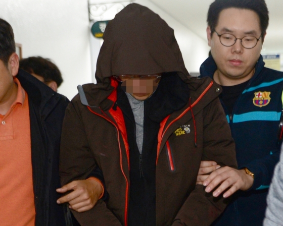 17일 오전 4시32분께 경남 진주시 가좌동 한 아파트에서 방화 및 묻지마 살인 사건이 발생한 가운데 피의자 안모(42)씨가 고개를 숙인 채 진주경찰서 유치장으로 이동하고 있다./사진=뉴시스