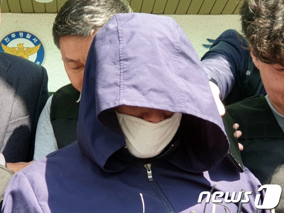 경남 진주시 가좌동 한 아파트에서 전날 오전 4시 30분께 발생한 방화·묻지마 살인 사건의 피의자인 40대 남성 안 모(43)씨가 18일 오전 영장실질 심사를 받기 위해 진주경찰서에서 나오고 있다./사진=뉴스1