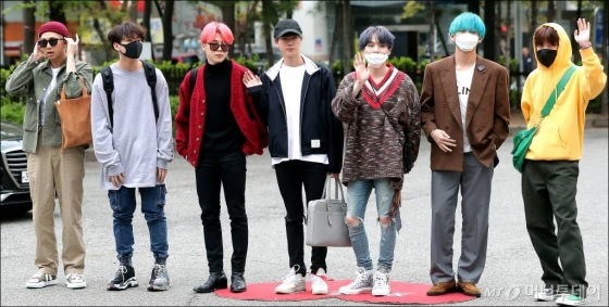 그룹 방탄소년단이 19일 오전 서울 영등포구 여의도동 KBS 신관에서 진행된 '뮤직뱅크' 리허설에 참석하고 있다. / 사진=김창현 기자