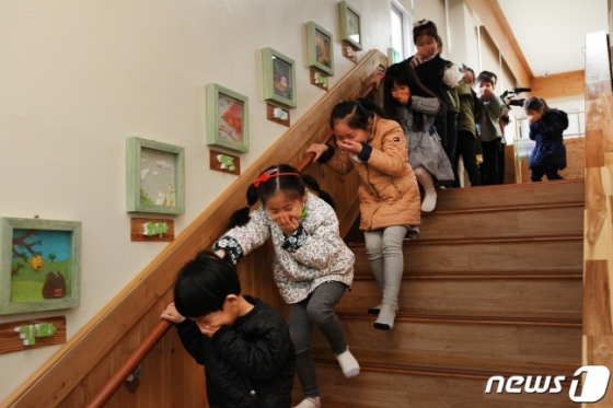1일 광주 동구 계림동 프란치스카 유치원에서 열린 국가안전대진단 재난대응 훈련에서 어린이들이 대피 훈련을 하고 있다./사진=뉴스1