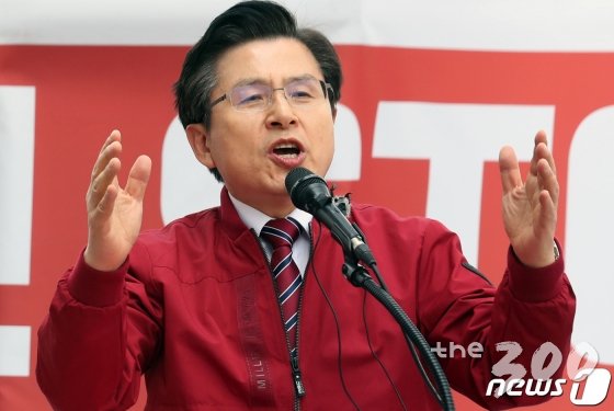 (서울=뉴스1) 황기선 기자 = 황교안 자유한국당 대표가 20일 오후 서울 종로구 세종문화회관 앞에서 열린 ‘문재인 정권의 국정운영 규탄 장외 집회’에서 연설을 하고 있다. 2019.4.20/뉴스1