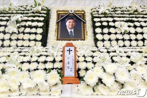 (서울=뉴스1) 박세연 기자 = 21일 오전 서울 서대문구 신촌세브란스병원 장례식장에 故 김홍일 전 민주당 의원의 빈소가 마련돼 있다. 2019.4.21/뉴스1