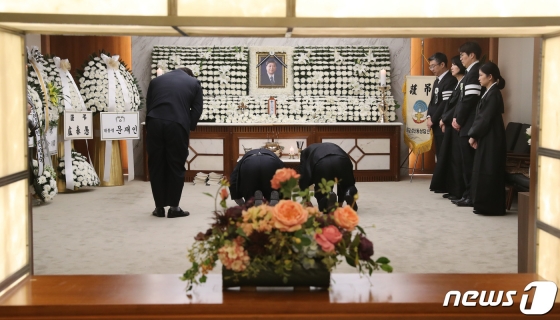 (서울=뉴스1) 박세연 기자 = 추모객들이 21일 오후 김대중 전 대통령의 장남 김홍일 전 민주당 의원의 빈소가 마련된 서울 서대문구 신촌세브란스 병원 장례식장을 찾아 조문을 하고 있다. 2019,4,21/뉴스1