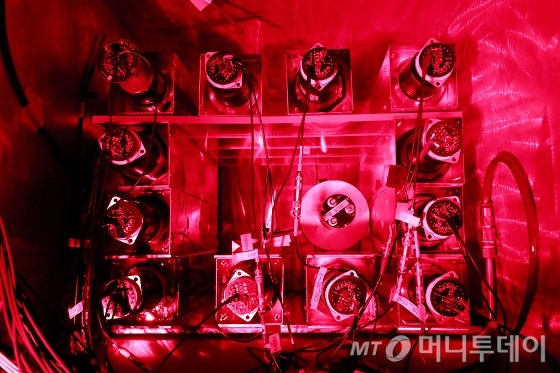 국내 언론사 최초로 검출기 모듈 내부에 장착된 12개의 캡슐화된 8.7kg의 요오드화나트륨(Nal) 결정과 1개의 요오드화세슘(Csl) 결정을 촬영했다. 백색광은 검출기에 영향을 줄 수 있어 작업 시 붉은등만 비상용으로 켠다. 검출기는 평소 완전한 암흑 속에서만 작동한다./사진=양양(강원) 임성균 기자