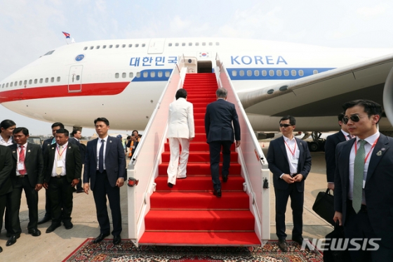 【프놈펜(캄보디아)=뉴시스】전신 기자 = 공군 1호기. 2019.03.16. photo1006@newsis.com