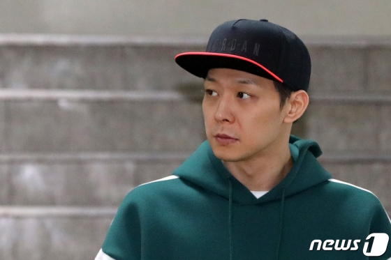 마약 투약 의혹을 받고 있는 가수 겸 배우 박유천씨(32)가 18일 오후 경기도 수원시 장안구 경기남부지방경찰청에서 추가 조사를 마치고 경찰청을 빠져나오고 있다. /사진=뉴스1<br>