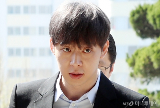 지난 17일 오전 수원시 경기남부지방경찰청에 출석하는 가수 박유천./사진=이기범 기자