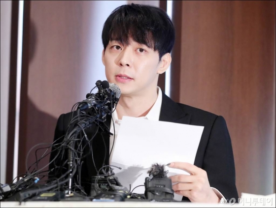 지난 10일 긴급 기자회견을 열고 결백을 주장하는 박유천의 모습./사진=김창현 기자