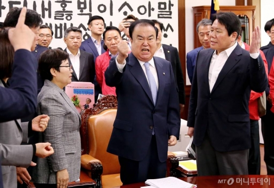 문희상 국회의장이 24일 오전 서울 여의도 국회 의장실에서 자유한국당 의원들이 선거제 개편안 및 공수처 설치법안 등 신속처리안건과 관련해 의장실을 점거하고 항의하자 자리에서 일어나 호통치고 있다./사진=이동훈 기자