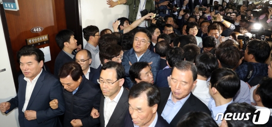 (서울=뉴스1) 이종덕 기자 = 26일 새벽 서울 여의도 국회 본청 4층 정개특위 회의실 앞에서 원유철, 정진석 등 자유한국당 의원들이 회의장에 들어가려는 심상정, 이정미 정의당 의원과 김종민 더불어민주당 의원 등을 막아서고 있다. 2019.4.26/뉴스1
