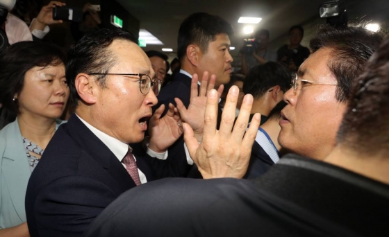 선거제 개편안과 사법제도 개혁안의 패스트트랙 지정을 놓고 여야의 극한 대치가 이어지는 가운데 26일 새벽 서울 여의도 국회 본청 의안과 앞에서 더불어민주당 홍영표 원내대표 와 자유한국당 송석준 의원이 설전을 벌이고 있다./사진=뉴시스