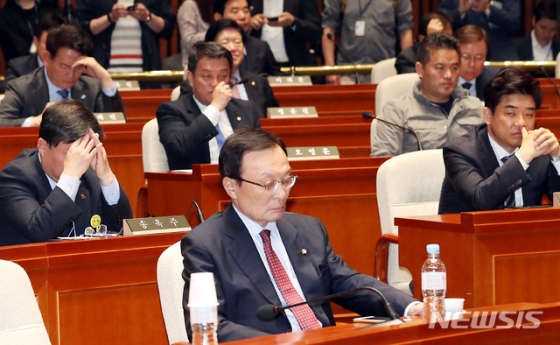 【서울=뉴시스】이종철 기자 = 26일 서울 여의도 국회에서 열린 민주당 의원총회에서 이해찬 대표와 참석의원들이 피곤한 모습을 보이고 있다. 2019.04.26. jc4321@newsis.com