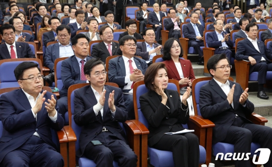 황교안 자유한국당 대표(앞줄 오른쪽)와 나경원 원내대표, 조경태·김광림 최고위원을 비롯한 의원들이 30일 서울 여의도 국회에서 열린 의원총회에서 정용기 정책위의장의 발언에 박수를 치고 있다. /사진=뉴스1