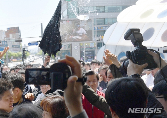 【광주=뉴시스】류형근 기자 = 자유한국당 황교안 대표가 3일 오전 광주 광산구 광주송정역광장에서 '문재인 STOP! 광주시민 심판합니다' 행사를 마친 뒤 빠져나갈 때 지역 5·18 단체 등 시민단체가 플라스틱 물병을 던지며 항의하고 있다. 2019.05.03    hgryu77@newsis.com