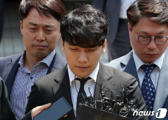 성접대를 알선하고 클럽 '버닝썬'의 수익금을 횡령한 혐의를 받는 가수 승리(본명 이승현)가 14일 오후 서울 서초구 서울중앙지방법원에서 열린 구속 전 피의자심문(영장심사)을 마치고 법원청사를 나서고 있다. 2019.5.14/뉴스1 © News1 황기선 기자