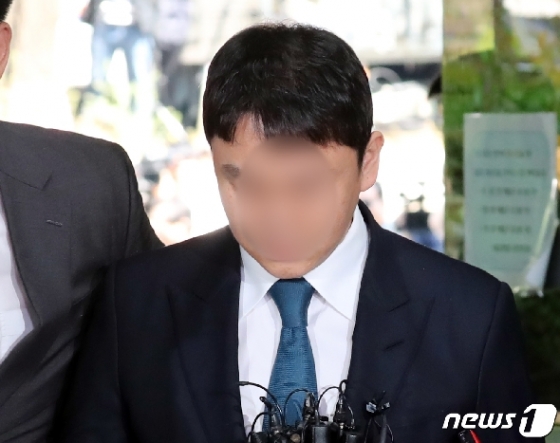 성접대를 알선하고 클럽 '버닝썬'의 수익금을 횡령한 혐의를 받는 유인석 전 유리홀딩스 대표가 14일 오전 서울 서초구 서울중앙지방법원에서 열린 구속 전 피의자심문(영장심사)에 출석하고 있다. 2019.5.14/뉴스1 © News1 황기선 기자