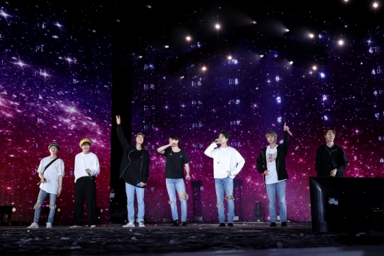 미국 로즈볼 스타디움 무대에 오른 방탄소년단(BTS). /사진제공=빅히트엔터테인먼트<br>