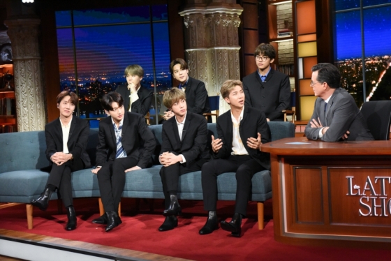 미국 CBS 스티븐 콜베어쇼에 출연한 방탄소년단. /사진제공=CBS Scott Kowalchyk<br>