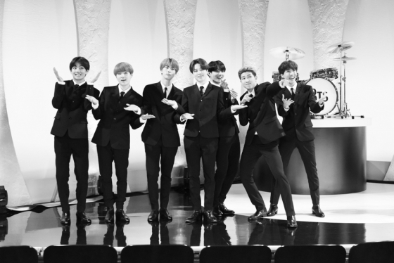 미국 CBS 스티븐 콜베어쇼에서 비틀스처럼 꾸민 방탄소년단. /사진제공=CBS Scott Kowalchyk<br>