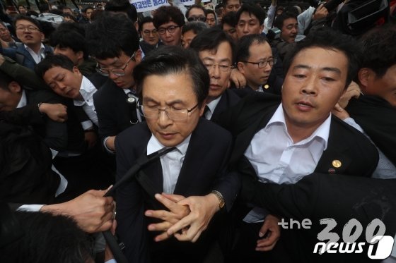 황교안 자유한국당 대표가 18일 5.18민주화운동 39주년 기념식에 참석하기 위해 국립5.18민주묘지 입구를 들어서려다 시민들로부터 거센 항의를 받고 있다. /사진=뉴스1