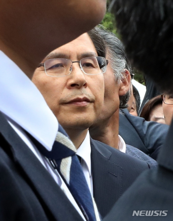 【광주=뉴시스】 박영태 기자 = 자유한국당 황교안 대표가 18일 오전 제39주년 5.18민주화운동 기념식이 열린 광주광역시 북구 국립 5.18 민주 묘지에서 추모탑에 분향을 하기위해 기다리고 있다. 2019.05.18. since1999@newsis.com