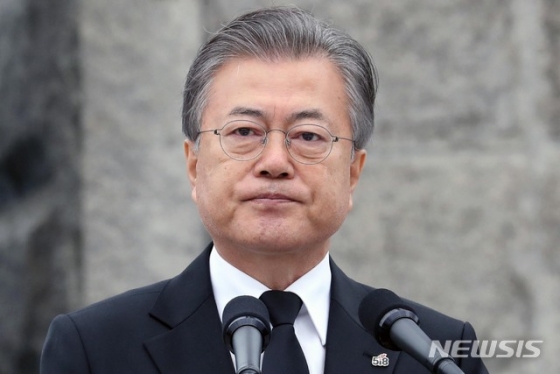 【광주=뉴시스】박진희 기자 = 문재인 대통령이 18일 오전 광주 북구 국립5·18민주묘지에서 열린 '제39주년 5·18민주화운동 기념식' 기념사 발언중 복받치는 마음을 추스리고 있다. 2019.05.18. pak7130@newsis.com