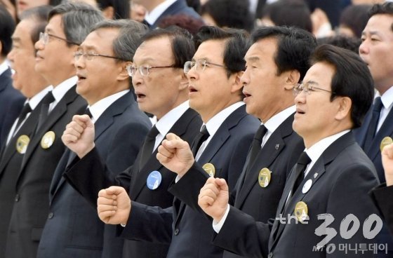 '오월 광주, 정의로운 대한민국'을 주제로 제39주기 5·18민주화운동 기념식이 18일 오전 광주 북구 운정동 국립5·18민주묘지에서 열린 가운데 자유한국당 황교안 대표가 '임을 위한 행진곡'을 부르고 있다/사진=뉴시스
