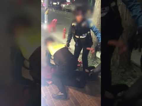 서울 구로경찰서가 17일 논란이 되고 있는 '대림동 경찰 폭행' 동영상 원본을 공개했다. (사진은 여경이 현장에서 피의자를 제압하는 장면) /사진=서울 구로경찰서 제공