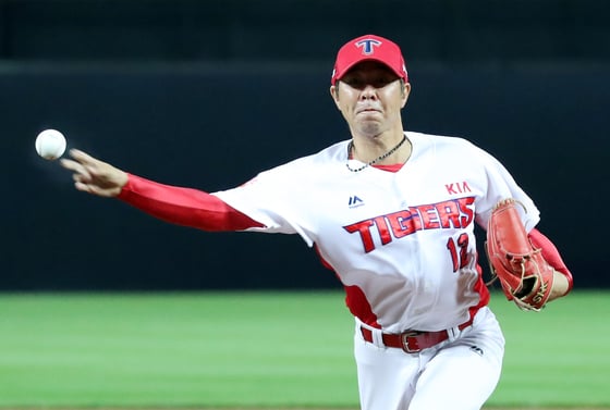 지난해 10월 12일 오후 광주 KIA-챔피언스필드에서 열린 '2018 신한은행 마이카 KBO리그' 프로야구 KIA 타이거즈와 롯데 자이언트 경기에서 1회 초 KIA 임창용이 역투를 하고 있다.2018.10.12/뉴스1