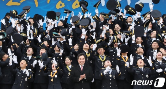 지난 3월12일 오후 충남 아산시 경찰대학교에서 열린 ‘2019년 경찰대학생·간부후보생 합동임용식’에서 초급 경찰간부들이 모자를 던지며 기뻐하고 있다. 2019.3.12/뉴스1