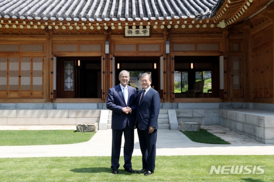 【서울=뉴시스】박진희 기자 = 문재인 대통령과 조지 부시 전 미국 대통령이 23일 청와대 상춘재에서 접견을 마치고 기념촬영을 하고 있다. 부시 전 대통령은 고 노무현 전 대통령 10주기 추도식 참석을 위해 한국을 방문했다. 2019.05.23. pak7130@newsis.com