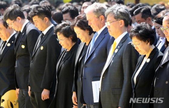 문재인 대통령 부인 김정숙 여사가 23일 오후 경남 김해 봉하마을에서 열린 노무현 전 대통령 서거 10주기 추도식에서 묵념하고 있다./사진=뉴시스