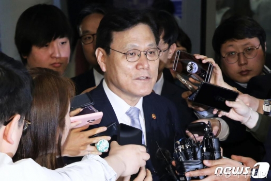 최종구 금융위원장이 23일 서울 동대문디자인플라자(DDP)에서 열린 '제1회 코리아 핀테크 위크 2019' 개막식에 참석해 취재진의 질문에 답하고 있다./사진=뉴스1