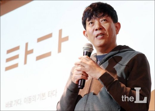 쏘카 이재웅 대표가 21일 오전 서울 성동구 헤이그라운드에서 열린 택시시 협업 모델 '타다 프리미엄' 미디어 데이에서 취재진 질의에 답하고 있다. / 사진=김창현 기자
