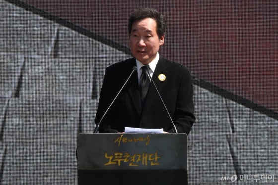 이낙연 국무총리가 23일 경남 김해시 진영읍 본산리 봉하마을에서 열린 노무현 전 대통령 서거 10주기 추도식에 참석해 추도사하고 있다. / 사진=김휘선 기자 hwijpg@