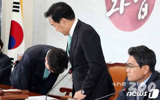 하태경 바른미래당 의원(왼쪽)이 24일 서울 여의도 국회에서 열린 임시 최고위원회의에서 손학규 대표(가운데)에게