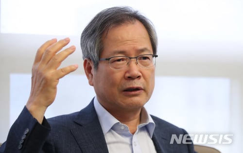 【서울=뉴시스】김선웅 기자 = 이명박 정부에서 청와대 외교안보수석을 지낸 천영우 한반도미래포럼 이사장이 14일 서울 종로구 한반도미래포럼에서 김현호 뉴시스 상임고문과 북미정상회담과 남북관계에 대해 인터뷰를 하고 있다. 2018.06.19. mangusta@newsis.com <저작권자ⓒ 공감언론 뉴시스통신사. 무단전재-재배포 금지.>