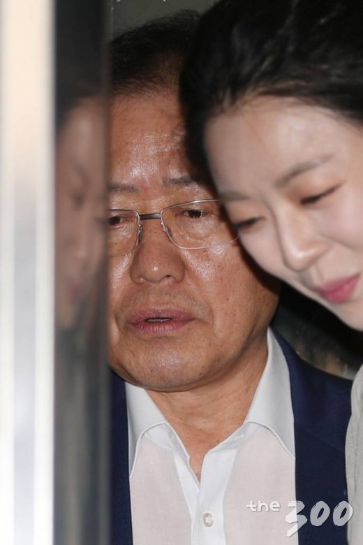 홍준표 자유한국당 전 대표가 3일 오전 서울 강남구 한 스튜디오에서 열리는 유튜브 맞짱토론 '홍카레오'에 참석하고 있다. / 사진=이기범 기자 leekb@