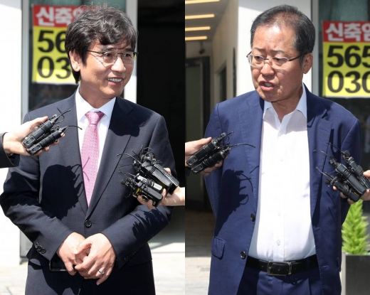 유시민 노무현재단 이사장(왼쪽)과 홍준표 자유한국당 전 대표가 3일 오전 서울 강남구 한 스튜디오에서 열리는 유튜브 맞짱토론 '홍카레오'에 참석하며 취재진 질문에 답하고 있다. / 사진=이기범 기자 leekb@