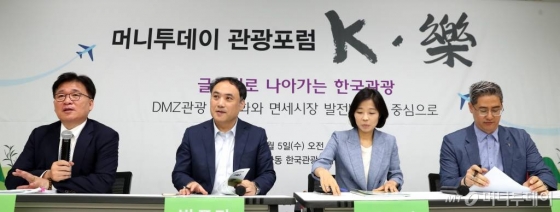 문화관광연구원 김상태 선임연구위원, 정연승 단국대 경영학부 교수, 김현주 문화관광연구원 관광정책연구실장, 유한순 한국관광공사 중국팀차장(왼쪽부터)이 5일 중구 한국관광공사 서울센터에서 열린 '제5회 머니투데이 관광포럼'에서 토론을 하고 있다. / 사진=이기범 기자 leekb@