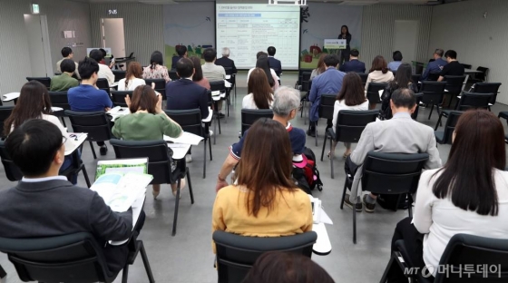 문화관광연구원 안희자 연구원이 5일 중구 한국관광공사 서울센터에서 열린 '제5회 머니투데이 관광포럼'에서 주제발표를 하고 있다. / 사진=이기범 기자 leekb@