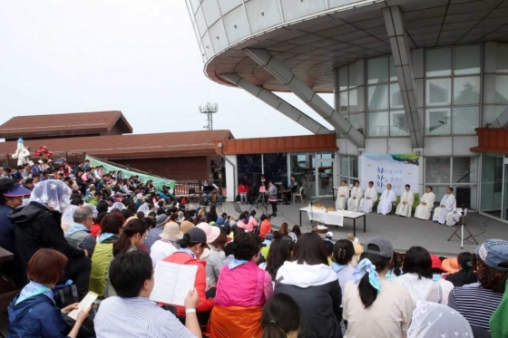 6일 염수정 추기경과 명동대성당 신자 500여 명이 강원 정선군 하이원리조트 하이원탑에서 미사를 봉헌하고 있다. /사진=강원랜드
