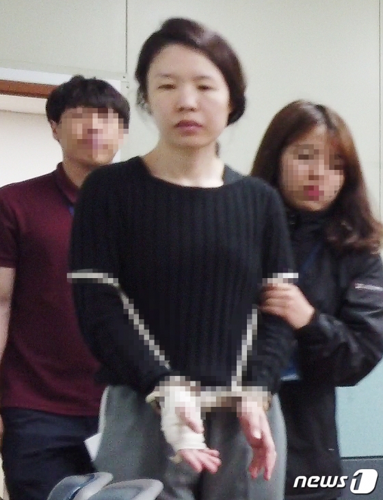 전 남편을 살해하고 사체를 유기한 혐의 등으로 구속된 고유정(36)이 지난 7일 제주시 제주동부경찰서 유치장에서 진술녹화실로 이동하고 있다./사진=뉴스1