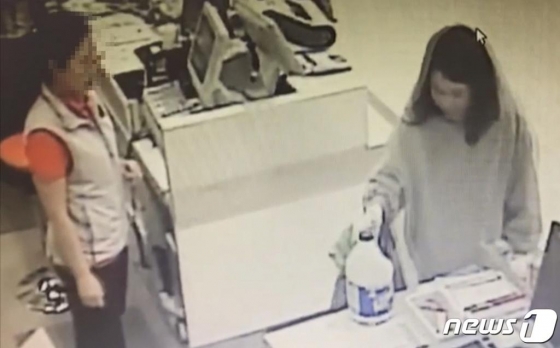 지난 10일 제주동부경찰서는 고유정(36)이 지난달 28일 제주시 한 마트에서 범행도구로 추정되는 일부 물품을 환불하고 있는 모습이 찍힌 CCTV영상을 공개했다. 경찰에 따르면 환불 물품은 표백제, 락스, 테이프 3개, 드라이버 공구세트, 청소용품 등으로 같은달 22일 구입한 물품의 일부다./사진=뉴스1(제주동부경찰서 제공)